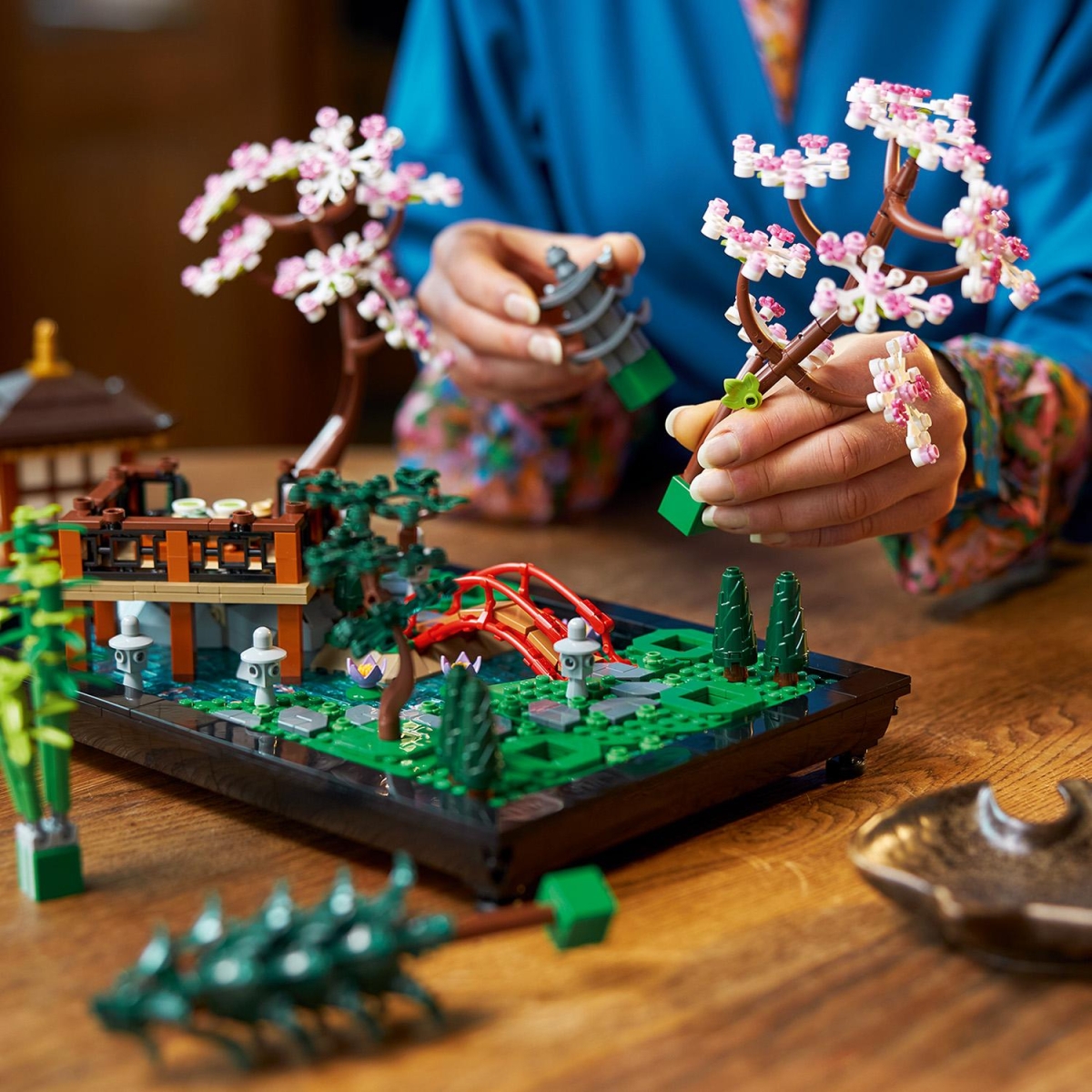10315 LEGO® Icons Ramybės sodas | Kolekciniai LEGO ir konstruktoriai