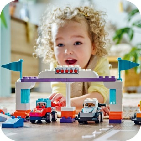 10445 LEGO® DUPLO® Town F1® komandos lenktyniniai automobiliai ir vairuotojai 