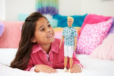 BARBIE Ken madistas su baltais šortais, HJT10 HJT10
