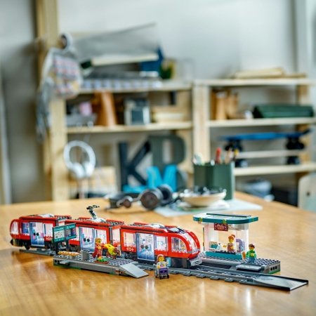 60423 LEGO® City Trains Miesto centro tramvajus ir stotelė 