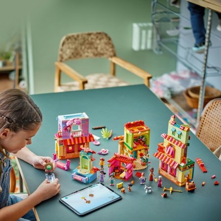 43245 LEGO® Disney™ Specials Stebuklingas Madrigalų namas 