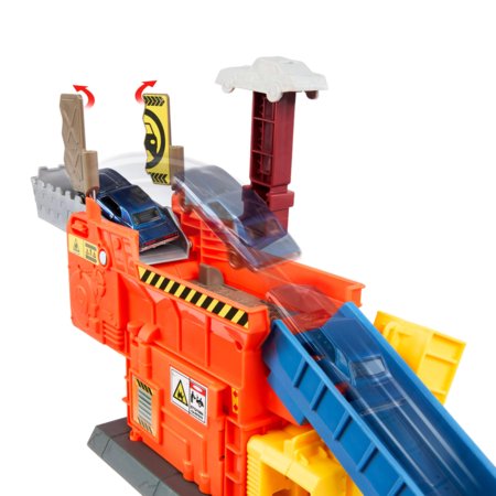 MATCHBOX MOVIE Smalley’s automobilių traiškymo garažas su trasa, JMG56 