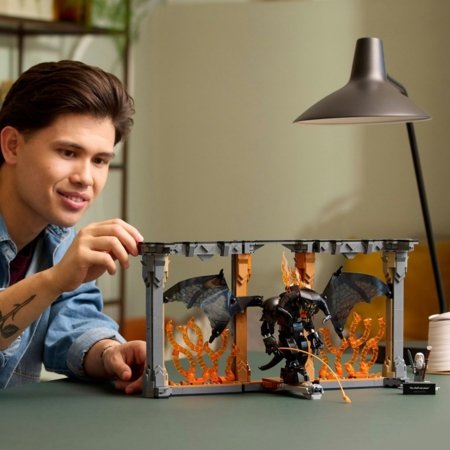 10367 LEGO® Icons Žiedų valdovas: Balrogo knygų lentynos dekoras 
