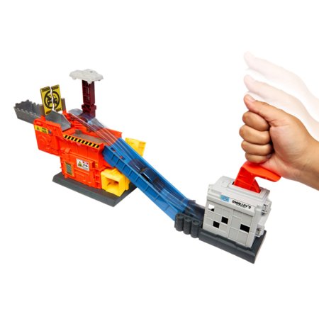 MATCHBOX MOVIE Smalley’s automobilių traiškymo garažas su trasa, JMG56 