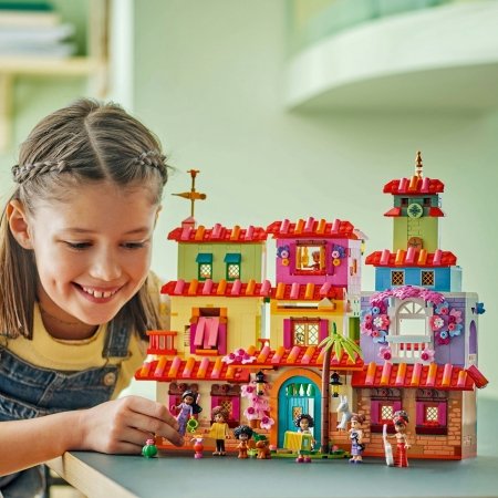 43245 LEGO® Disney™ Specials Stebuklingas Madrigalų namas 