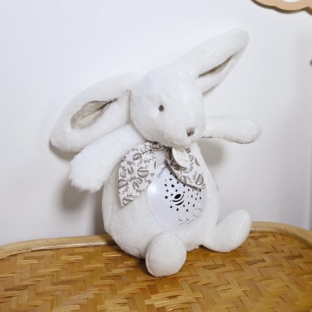 DOUDOU ET COMPAGNIE minkštas muzikinis projektorius kiškis 19cm, DC4202 
