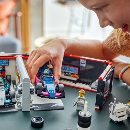 60444 LEGO® City Project Alicia 2025 F1® garažas ir Mercedes-AMG bei Alpine automobiliai 