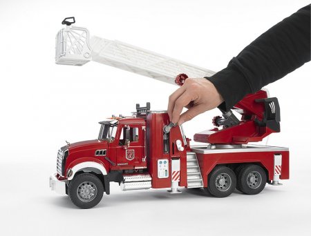 BRUDER 1:16 gaisrinis automobilis MACK Granite su kopėčiomis ir vandens pompa, 02821 02821