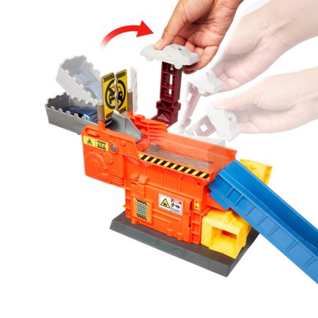 MATCHBOX MOVIE Smalley’s automobilių traiškymo garažas su trasa, JMG56 