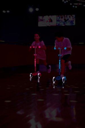 GLOBBER paspirtukas Primo Plus Glow Lights, koralinis rožinis, 443-110 