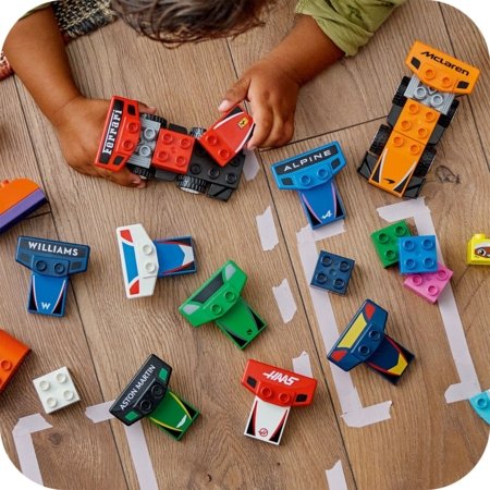 10445 LEGO® DUPLO® Town F1® komandos lenktyniniai automobiliai ir vairuotojai 