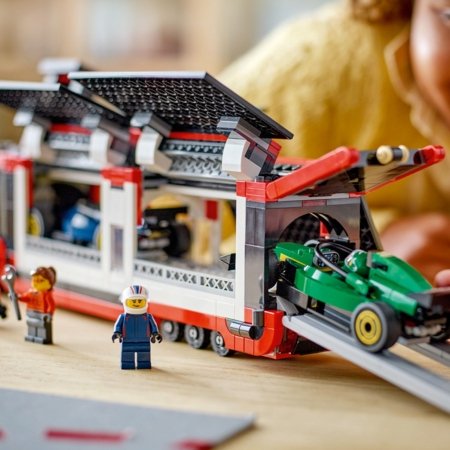 60445 LEGO® City Project Alicia 2025 F1® sunkvežimis su RB20 ir AMR24 F1® automobiliais 