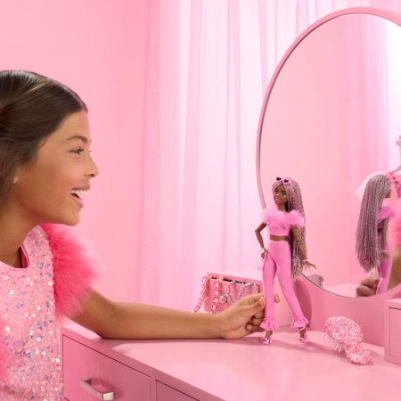 BARBIE Deluxe Fashionistas lėlė rožiniu kostiumėliu, HYV28 