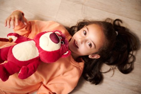 SIMBA Disney pliušinis žaislas Lotso su lazdele, 25cm, 6315870586NPB 